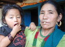 Gurutse - Nepálská žena s dítětem. Foto Josef Křetinský