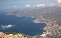 Korsika - výhled z Capu d´Ortu. Foto: Josef Křetinský